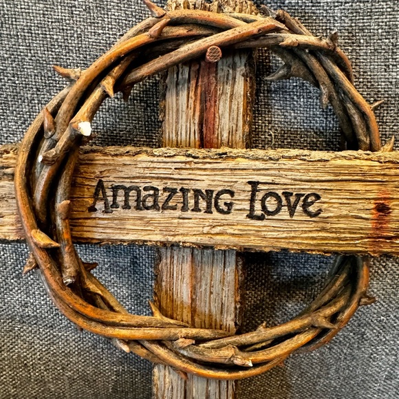 Amazing Love Cross with realistic crown of thorns - Picture 2 of 5